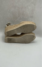 Load image into Gallery viewer, Nine West Ladies Khaki Stacked Heels Size 7