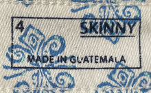 Load image into Gallery viewer, Vineyard Vines Womens White Blue Medallion Denim Skinny Leg Jeans Size 4 W/ Tag