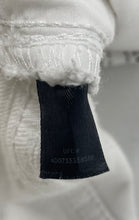Load image into Gallery viewer, Authentic Simply Vera Vera Wang Womens White Denim Mid-Rise Capri Jeans Size 6