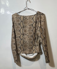 Load image into Gallery viewer, Divided By H&M Womens Multicolor Snakeskin Print Long Sleeve Cropped Top Size L
