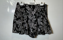 Load image into Gallery viewer, Forever 21 Womens Black White Floral Printed Short Mini Skirt Size XS
