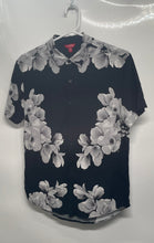 Load image into Gallery viewer, Guess Mens Black Floral Print Short Sleeve Collared Button-Up Shirt Size XS