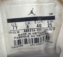 Load image into Gallery viewer, Authentic Nike Boys Air Jordan Max Aura GS White Black Sneaker Shoes Size 7Y