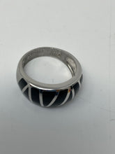 Load image into Gallery viewer, Women's Silver Tone Ring Size 7. Weight 4.8g (NCL)
