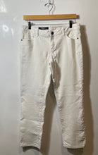 Load image into Gallery viewer, Authentic Simply Vera Vera Wang Womens White Denim Mid-Rise Capri Jeans Size 6
