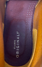 Load image into Gallery viewer, Clarks Original Mens Yellow Suede Round Toe Lace-Up Ankle Chukka Boots Size 11M