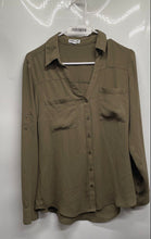 Load image into Gallery viewer, Express Womens Green Roll Tab Sleeve Collared Pockets Button-Up Shirt Size M