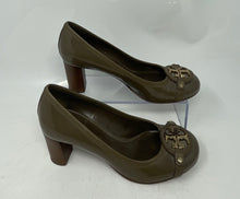 Load image into Gallery viewer, Authentic Tory Burch Womens Aaden Brown Patent Leather Pump Heels Sz 8M Damaged