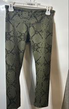 Load image into Gallery viewer, Lululemon Womens Green Snakeskin Print Sports Pull-On Cropped Leggings Size 6
