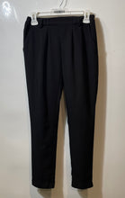 Load image into Gallery viewer, Guess Womens Black Pleated Front Regular Fit Skinny Leg Trouser Pants Size XS