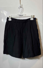 Load image into Gallery viewer, H&M Womens Black Slash Pockets Stretch Pleated Front Chino Shorts Size 2