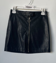 Load image into Gallery viewer, Forever 21 Womens Black Faux Leather Zipper Front Mini Skirt Size Small