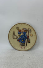 Load image into Gallery viewer, Goebel M.J Hummel Annual Series 2nd Edition 1972 Porcelain Collector Plate