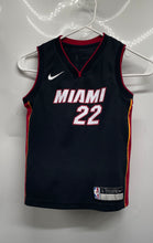 Load image into Gallery viewer, Nike Boys Black NBA Miami Heat Jimmy Butler #22 Swingman Basketball Jersey Sz L