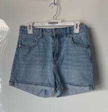 Load image into Gallery viewer, H&M Womens Blue Medium Wash Stretch Pockets Bermuda Shorts Size 6