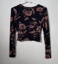 Load image into Gallery viewer, Forever 21 Womens Black Pink Floral Long Sleeve Pullover Cropped Blouse Top Sz M