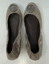 Load image into Gallery viewer, Authentic Tory Burch Womens Metallic Beige Snakeskin Ballet Flats Size 9.5M Worn