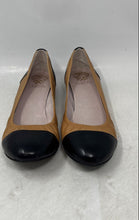Load image into Gallery viewer, Vince Camuto Womens Linkon Beige Black Leather Slip-On Ballet Flats Size 10M