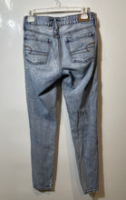 Load image into Gallery viewer, American Eagle Outfitters Womens Blue Light Wash Distressed Skinny Jeans Size 0