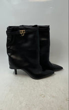 Load image into Gallery viewer, GBG Womens Black Leather Pointed Toe Pull-On Kitten Heel Ankle Booties Size 7