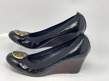 Load image into Gallery viewer, Authentic Tory Burch Womens Caroline Black Leather Pump Heels Size 9M Damaged