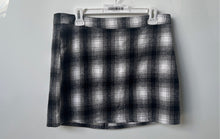 Load image into Gallery viewer, Fashion Nova Womens Black White Plaid Flat Front Back Zip Mini Skirt Size L