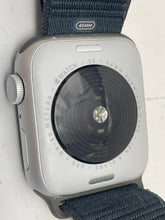 Load image into Gallery viewer, Apple Watch Serie SE 44mm Power On / Locked For Parts (NCL)
