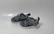 Load image into Gallery viewer, Nike Kids Downshifter 10 Gray Hook And Loop Low Top Sneakers Shoes Size 4C