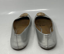 Load image into Gallery viewer, Authentic Tory Burch Womens Benton 55128 Silver-Tone Ballet Flats Sz 9.5 Damaged