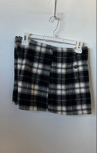 Load image into Gallery viewer, Forever 21 Womens Black White Plaid Flat Front Mini Skort Size Medium