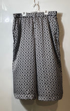 Load image into Gallery viewer, Karl Lagerfeld Womens White Black Geometric Elastic Waist Capri Pants Size L