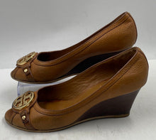 Load image into Gallery viewer, Authentic Tory Burch Womens Leticia Brown Peep Toe Pump Heels Size 8.5M Damaged
