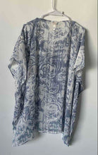 Load image into Gallery viewer, Chico's Womens Blue Gray Printed V-Neck Short Sleeve Pullover Tunic Top Size S/M