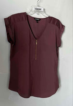 Load image into Gallery viewer, Express Womens Brown Short Sleeve V-Neck Pullover Blouse Top Size Medium