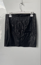 Load image into Gallery viewer, Guess Womens Black Faux Leather Flat Front Back Zip Mini Skirt Size Small