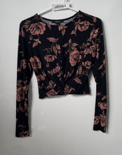 Load image into Gallery viewer, Forever 21 Womens Black Pink Floral Long Sleeve Pullover Cropped Blouse Top Sz M