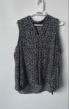 Load image into Gallery viewer, Vince Camuto Womens Black White Printed Sleeveless V-Neck Blouse Top Size XS