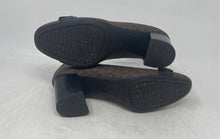 Load image into Gallery viewer, Michael Kors Womens Jilly Flex Brown Monogram Print Pump Heels Size 7 M
