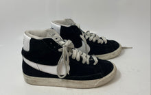 Load image into Gallery viewer, Nike Kids Blazer Mid Black White Mid Top Lace-Up Sneaker Shoes Size 3.5Y