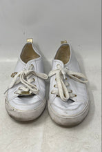 Load image into Gallery viewer, Guess Womens Banx White Gold-Tone Leather Low Top Lace-Up Tennis Shoes Size 8.5M