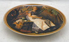 Load image into Gallery viewer, Set Of 2 Pcs Assorted Collector Plates With Certificates Of Authenticity