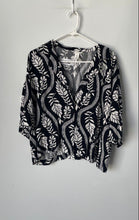 Load image into Gallery viewer, H&M Womens Black White Leaf Print 3/4 Sleeve Button Front Blouse Top Size Large
