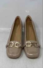 Load image into Gallery viewer, Clarks Womens Nyta45 Court 26181319 Beige Leather Slip-On Pump Heels Size 8.5