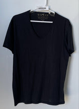Load image into Gallery viewer, Guess Womens Black Short Sleeve V-Neck Pullover T-Shirt Size Large