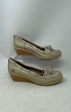 Load image into Gallery viewer, Timberland Womens Beige Leather Slip-On Wedge Pump Heels Size 11