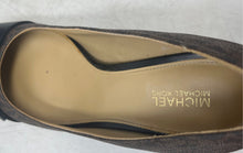 Load image into Gallery viewer, Michael Kors Womens Jilly Flex Brown Monogram Print Pump Heels Size 7 M