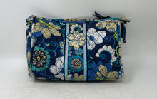 Load image into Gallery viewer, Vera Bradley Womens Mod Blue Floral Pockets Zip Top Quilted Cosmetic Makeup Bag