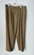Load image into Gallery viewer, Santorelli Luxury Serge Mens Como 2 Beige Pleated Slash Pocket Dress Pants Sz 36