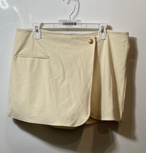 Load image into Gallery viewer, H&M Womens Cream Regular Fit Stretch Flat Front Wrap Shorts Size Large