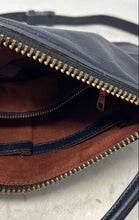 Load image into Gallery viewer, Tre Vero Womens Black Leather Single Strap Pockets Zip Top Lined Crossbody Bag